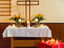 mit Kerzen geschmückter Altar 