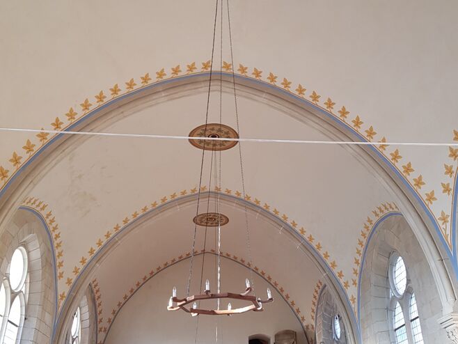 die Gewölbedecke des Kirchenschiffes in heller Farbe mit goldenen Sternen an den Rippbögen