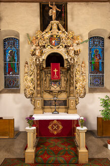 Altar mit Glasfenstern auf beiden Seiten